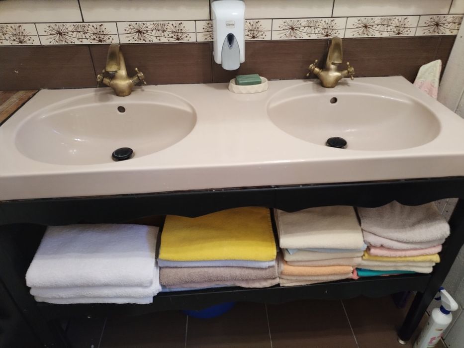 Chiuvetă dubla baie cu baterii  incluse!