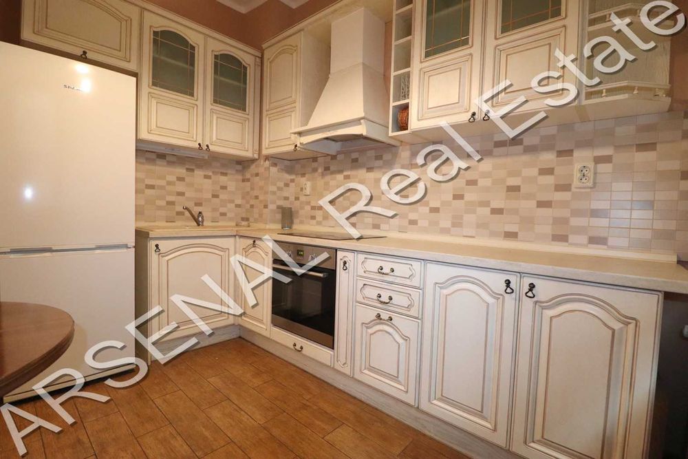 Дава се под наем Тристаен апартамент в София, Център - 110 кв.м за 800 € - Снимка #1