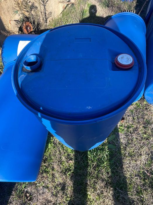 Пластмасов бидон 220 л. с пробки, дебелостенен