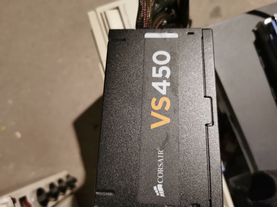 Продавам монитори, захранване за компютри