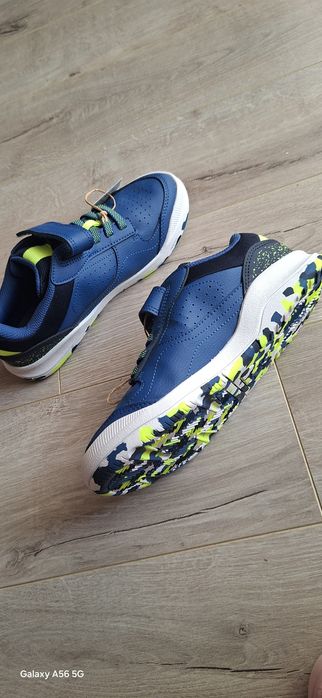 Vand adidasi cu eticheta