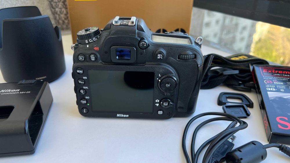 Nikon D7100 Pachet complet de accesorii - utilizat foarte putin
