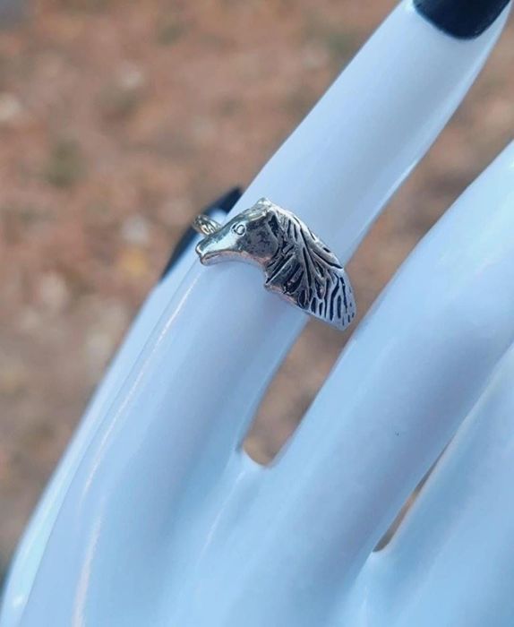 Inel vechi argintiu in forma de cal