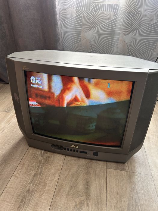 Телевизо JVC в рабочем состоянии