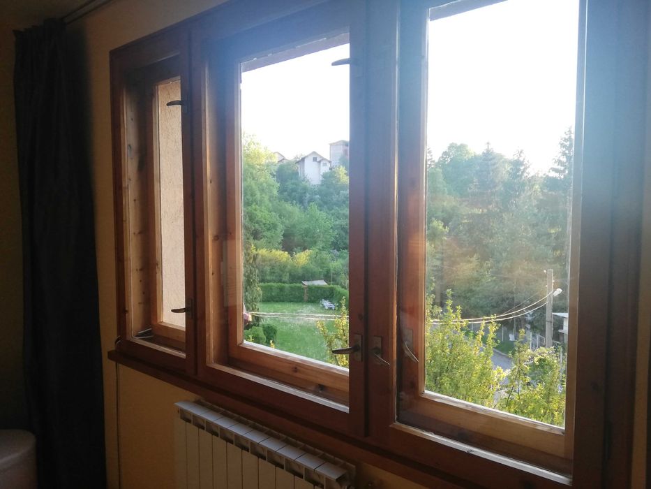 Дървена демонтирана дограма със запазени стъкла