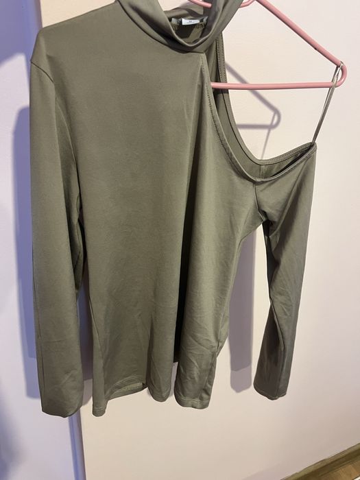 Дамски блузи с  асиметрично изрязано рамо