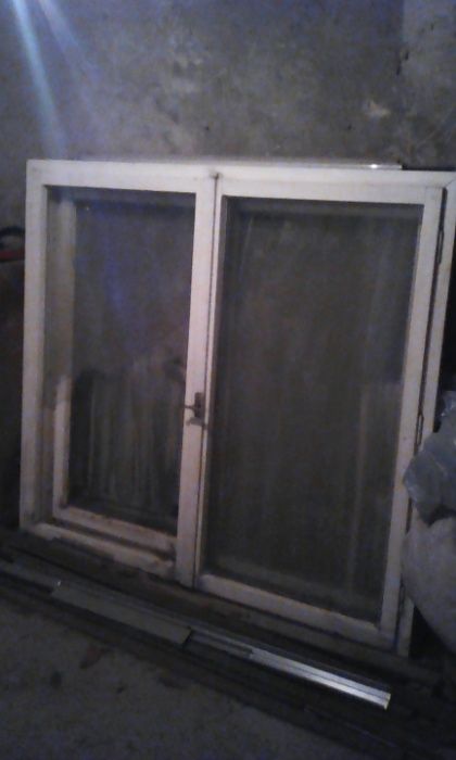 Дървена дограма 150 на 140 - употребявана, и стъкла за прозорци