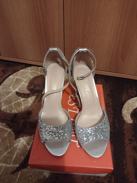 Vând sandale de ocazie