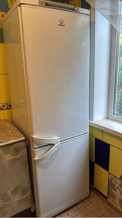 Продам холодильник indesit