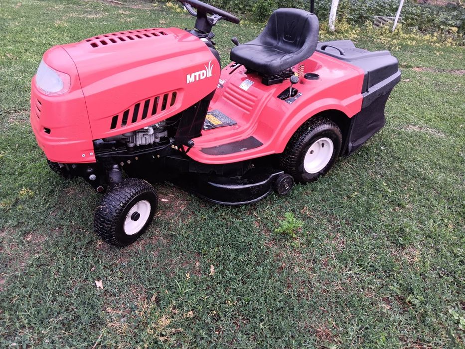 Tractoras mtd de tuns iarba și gazon