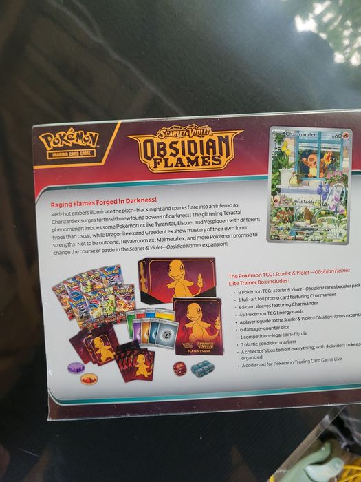 Elite Trainer Box din extensia Pokemon TCG: Scarlet & Violet—Obsidian Flames