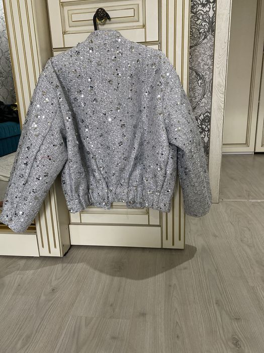 Продам бомбер новый  раз 42-44