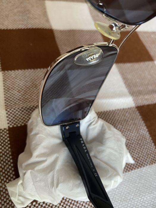 Vînd ochelari de soare ,PRADA ,