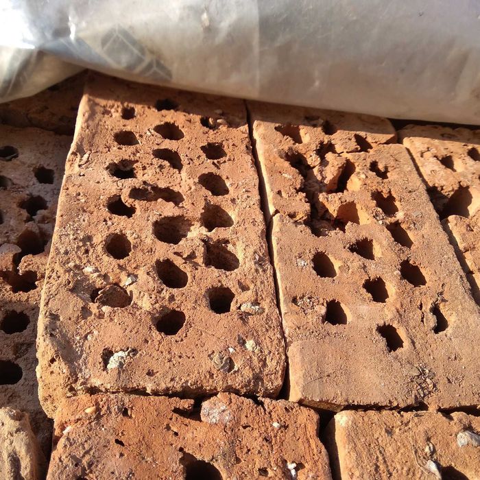 Продавам тухли единички с дупки счупени на две