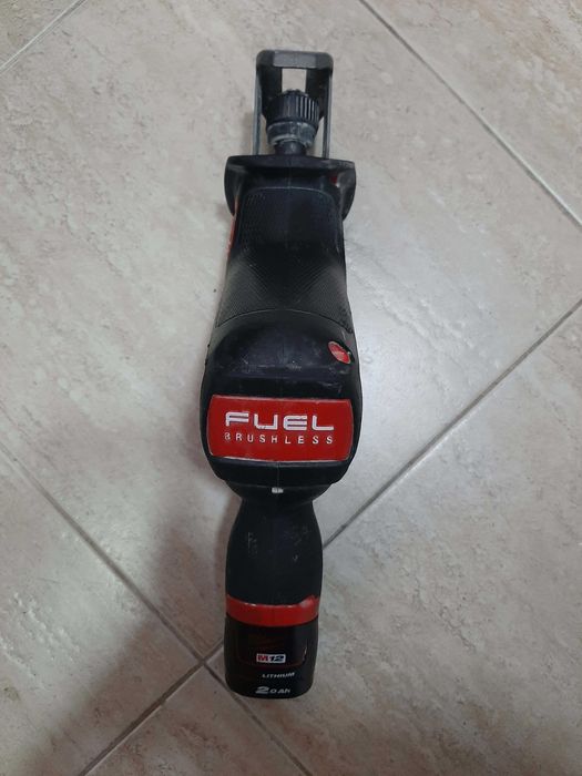 Акумулаторен Саблен трион Milwaukee  - безчетков с батерия M12 CHZ