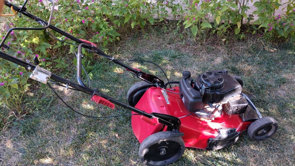 Mașini de tuns iarba cu motor pe benzina