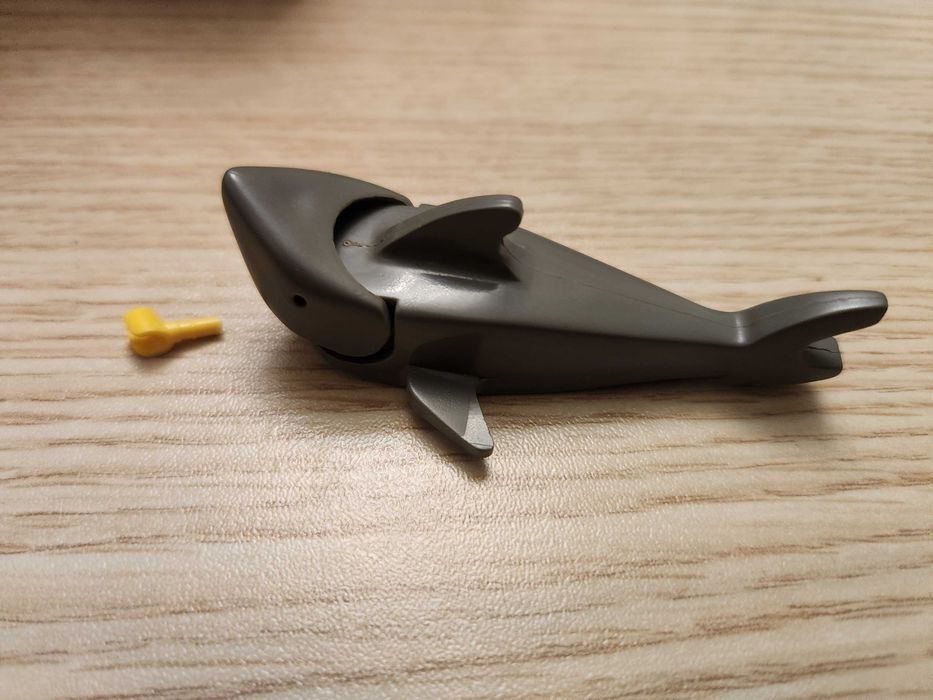 Лего Пират, акула, пиратско знаме, каса с бутилки и 2 папагала.