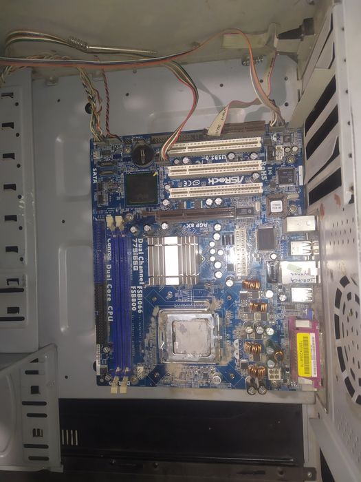 Plata h61 i3 aybi soket qrilgan  va DDR2 Pentium