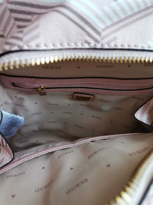 Раница на марката Guess