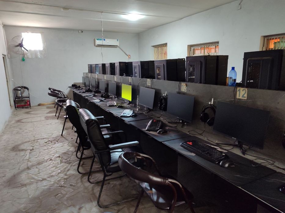 Kompyuterxona sotiladi