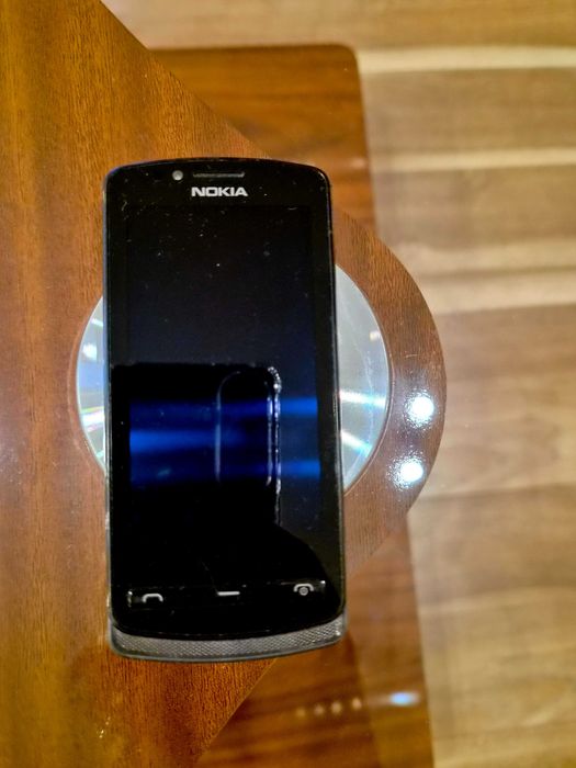 Nokia700  в комплект със зарядно