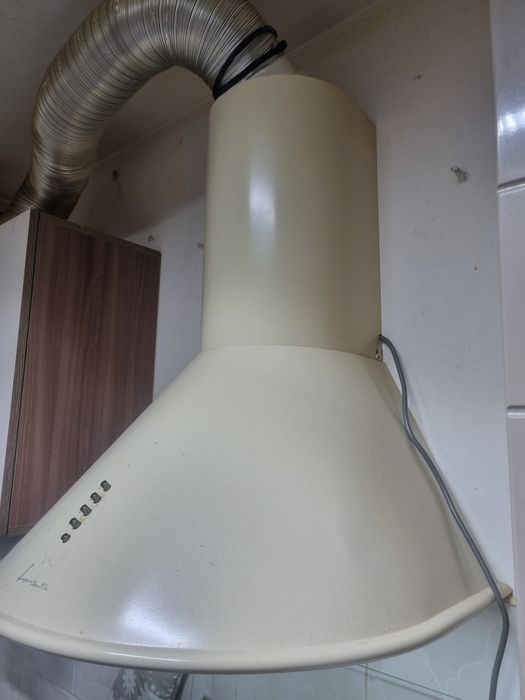 Aragaz Electrolux și hotă decorativă Fram