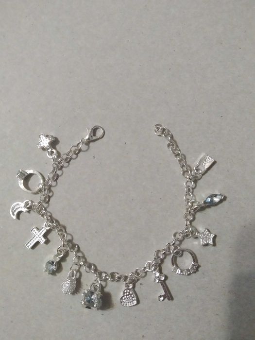 Нова,дамска сребърна гривна с висулка. Различни модели. В кутия.