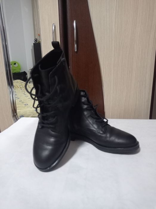 Ghete Dama,Clarks, Piele.Noi.Marime 35,5.Pret 300 de lei.