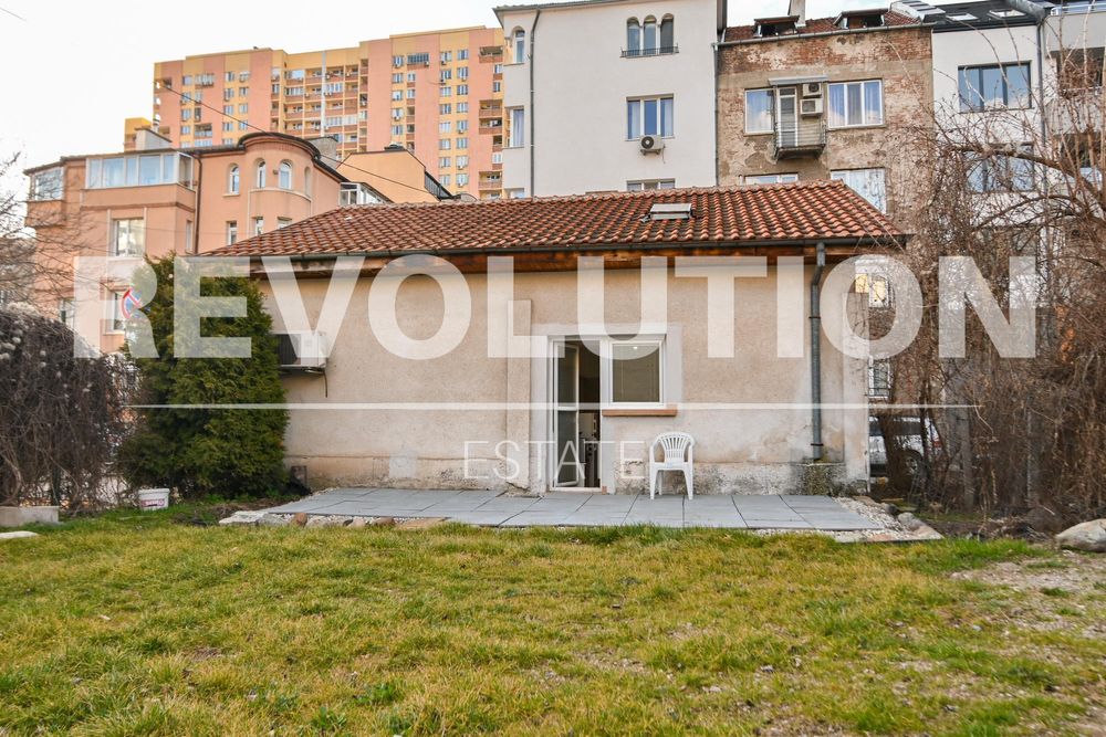 Дава се под наем Къща в София, Център - 150 кв.м за 1450 € - Снимка #1