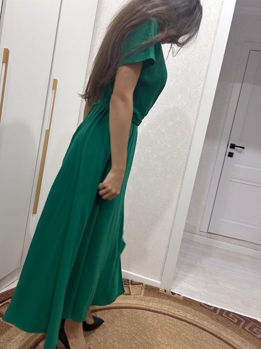 Платье изумрудного цвета