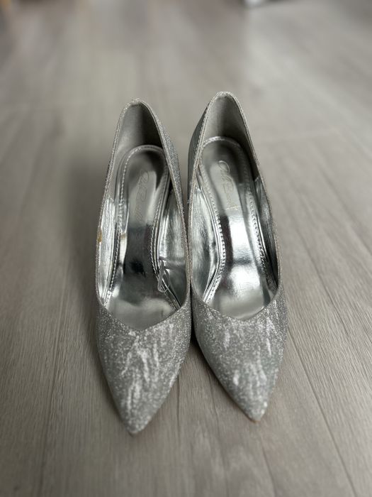 Обувки тип стилетто