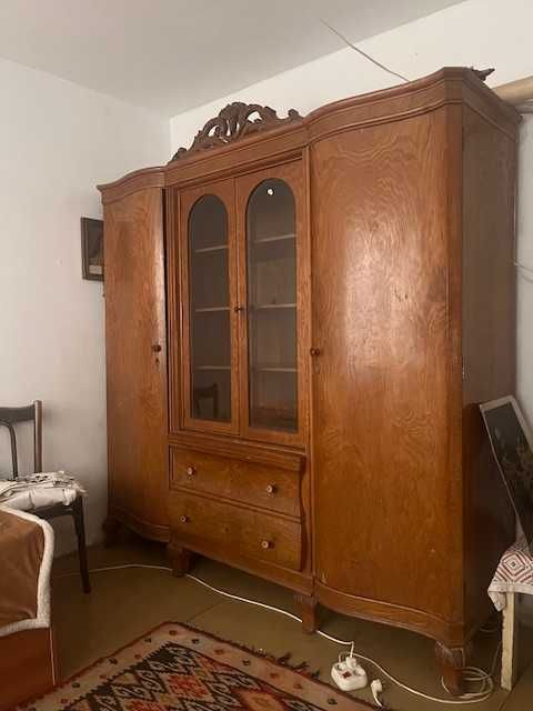 Mobilă veche din lemn de nuc din Perioada interbelică