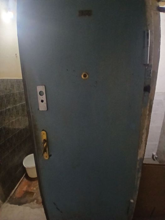 Продается дверь железная