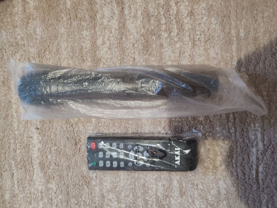 Boxa AKAI x10 cu telecomanda și microfon  fuctionale .Bateria a fost schimbată cu una mai mare .