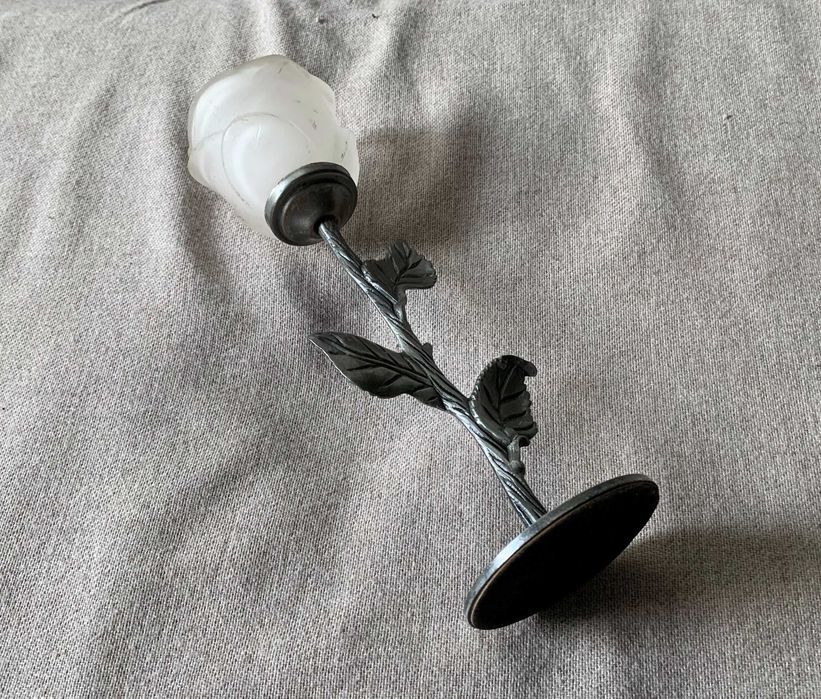 Suport metalic decorativ tip trandafir cu abajur sticlă mată vintage