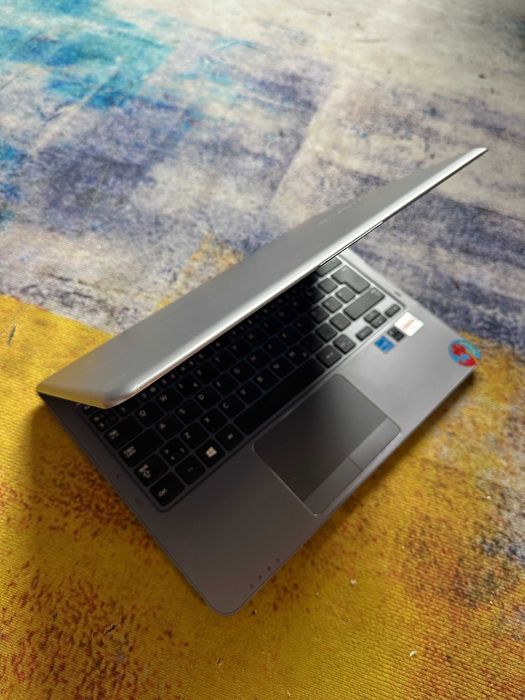aptop samsung 535u , slim, metalic , video 2 gb - 380 lei