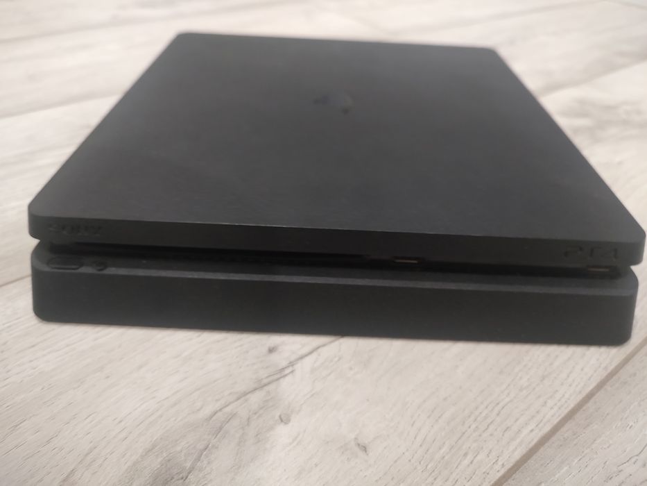 Продавам Play Station slim 4- 500GB
