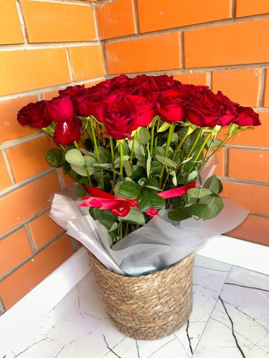Цветы корзине красные