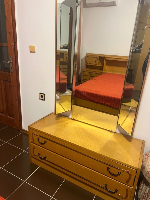 Спалня с матраци и скрин с огледало