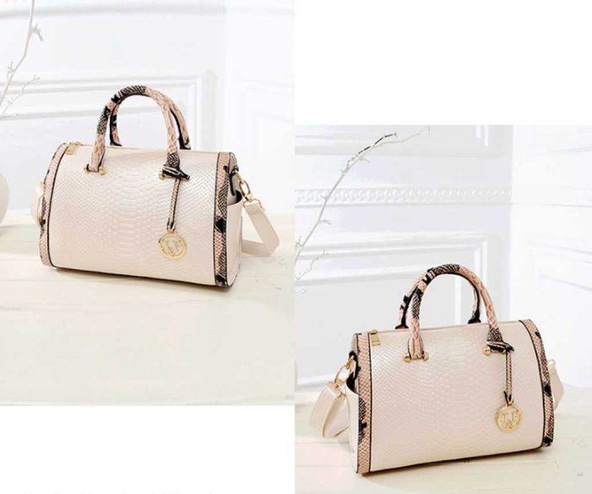 Дамска чанта с декорация от бяла змийска кожа