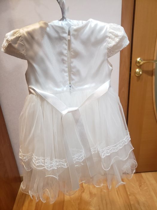 Продается белое  нарядное платье