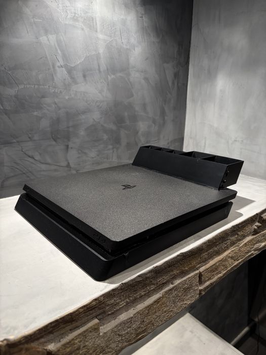 Ps4 Slim + 3 игри + охладителна система + зарядна станция