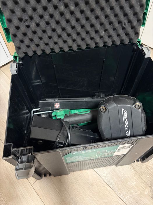 Такер HiKOKI - Hitachi акумулаторен безчетков 18 V, 5 Ah, за гвоздеи 50-90 мм, NR1890DBCL