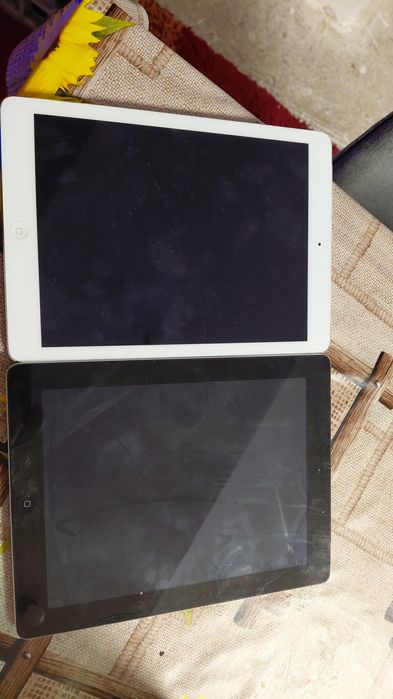 Vând două tablete iPad