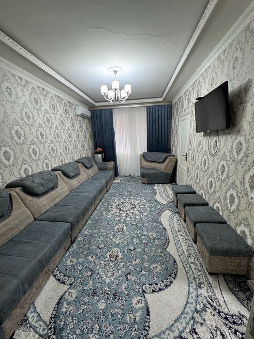 Диван с пуфиками