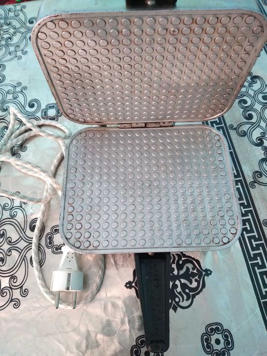 Вафельница.В отличном состоянии.