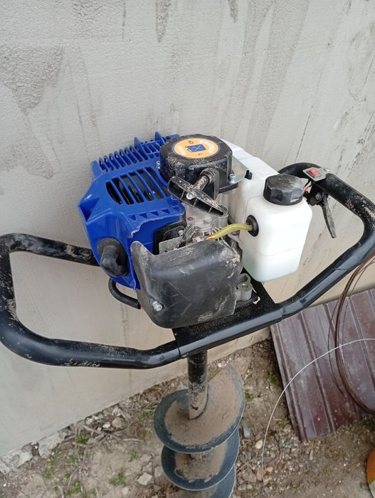 Motoburgiu pentru gauri pamant