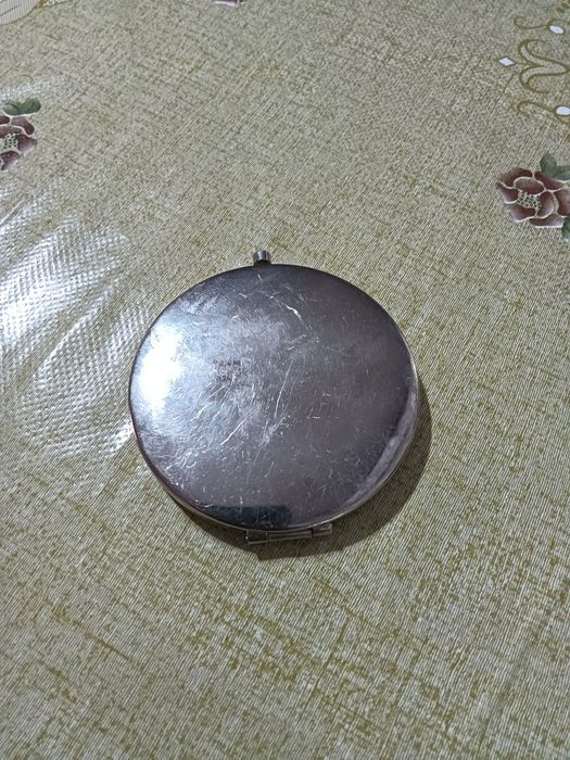 Продается пудреница СССР,с 2я зеркальцами,1500т