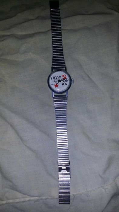 Продавам руски  ( СССР ) дамски работещ запазен часовник