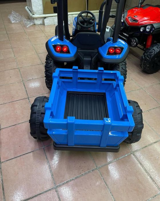 Синий трактор с крышой